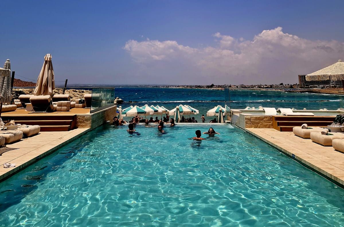Pool eines Beach Clubs auf Zypern mit Blick auf das Meer