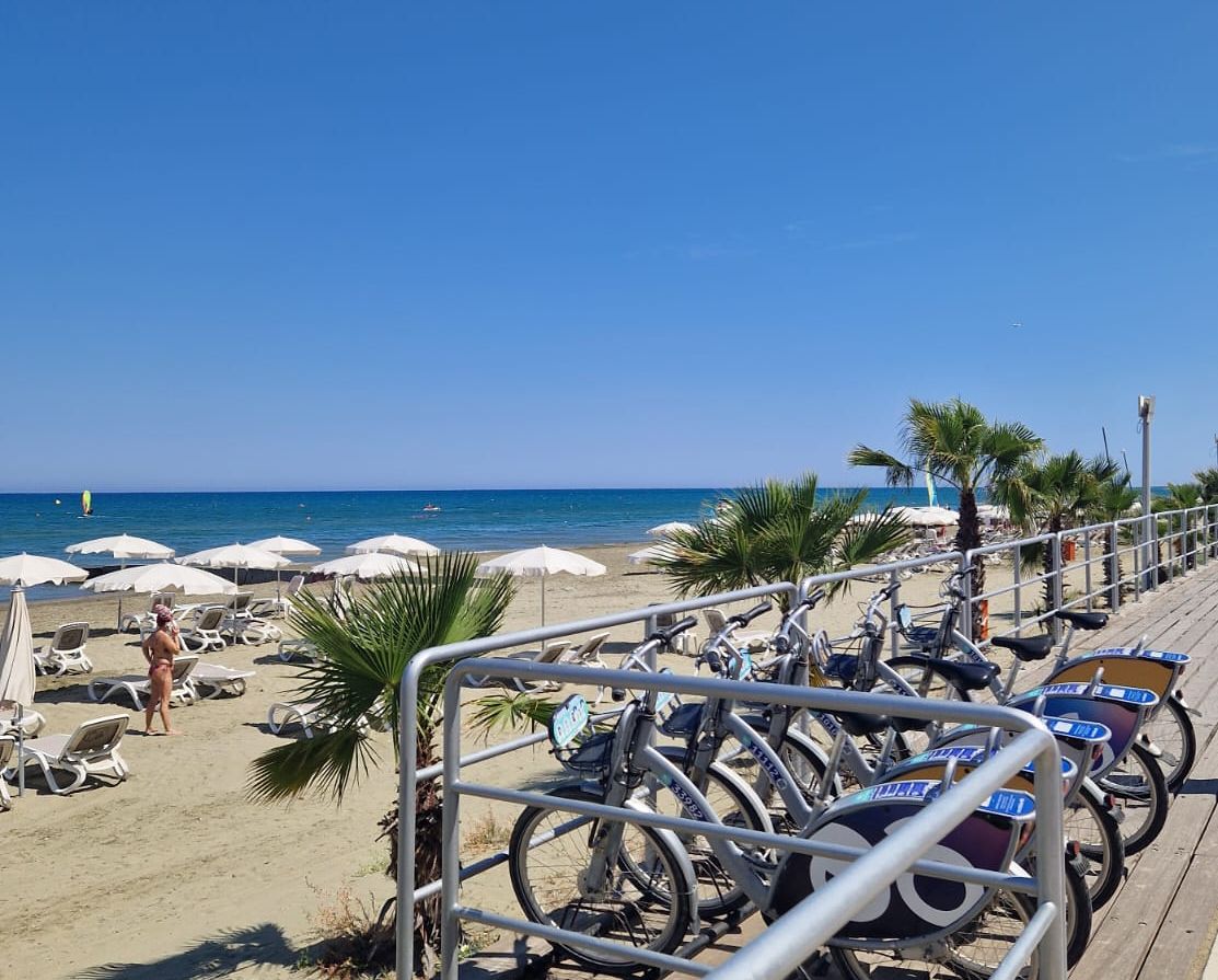 Leihräder auf dem Holzsteg an der Strandpromenade von Larnaka