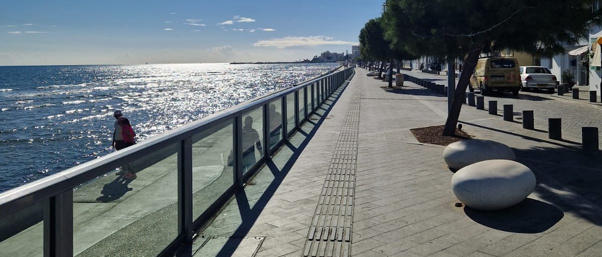 Die Strandpromenade von Larnaka an einem sonnigen Wintertag