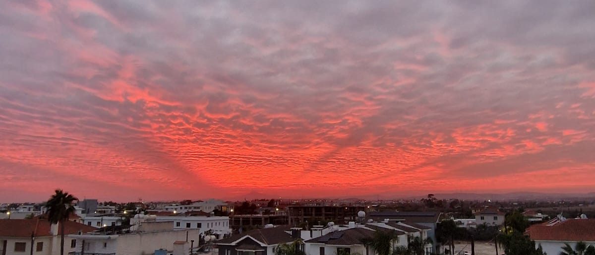 Roter Sonnenuntergang über den Dächern von Larnaka